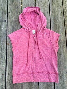 Short sleeve zip hoodie faded red.